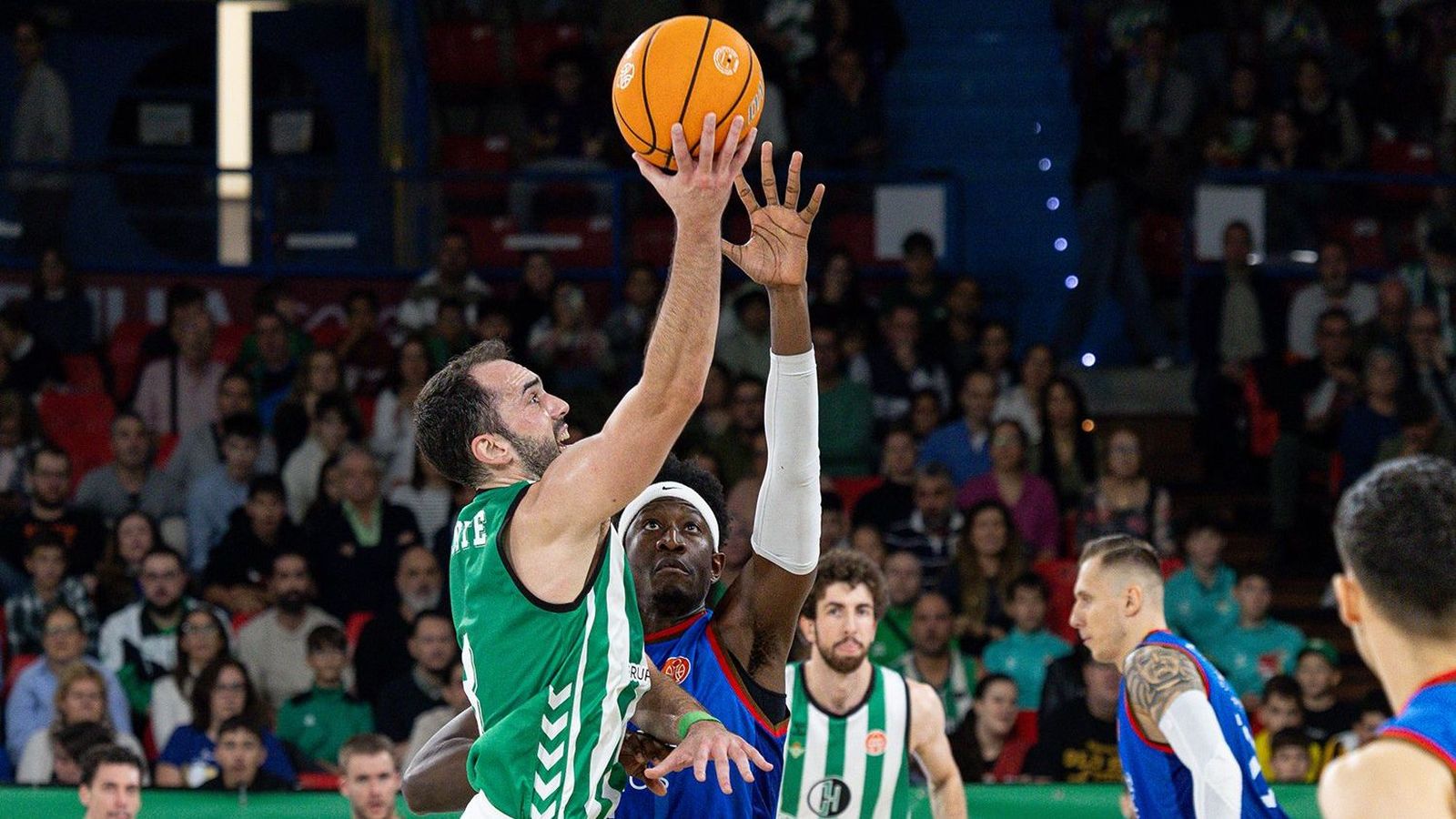 Benite trata de lanzar ante la defensa del ex bético Wembi.