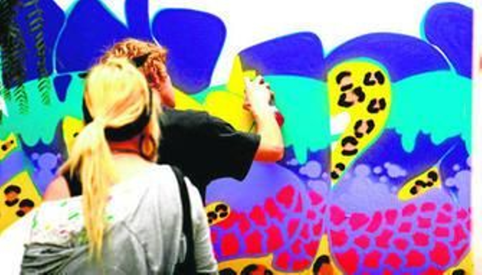 1. Uno de los trabajos, en plena ejecución. 2. Muestra de dibujo y pintura en el patio de la escuela. 3. Un grafitero ejecuta una de las técnicas para perfilar su obra. 4. Alumnos de la León Ortega hacen una exhibición con arcilla. 5. Dos artistas trabajan de forma conjunta en un mural.