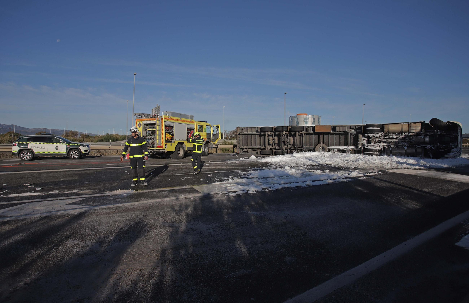 Fotos del camión volcado en la A7 en Los Barrios