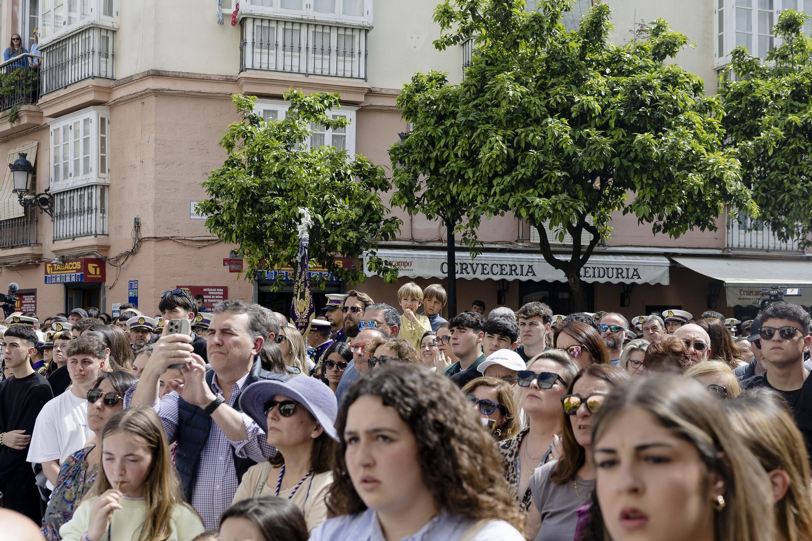 Imágenes de la salida del Nazareno del amor en la Semana Santa de Cádiz 2025