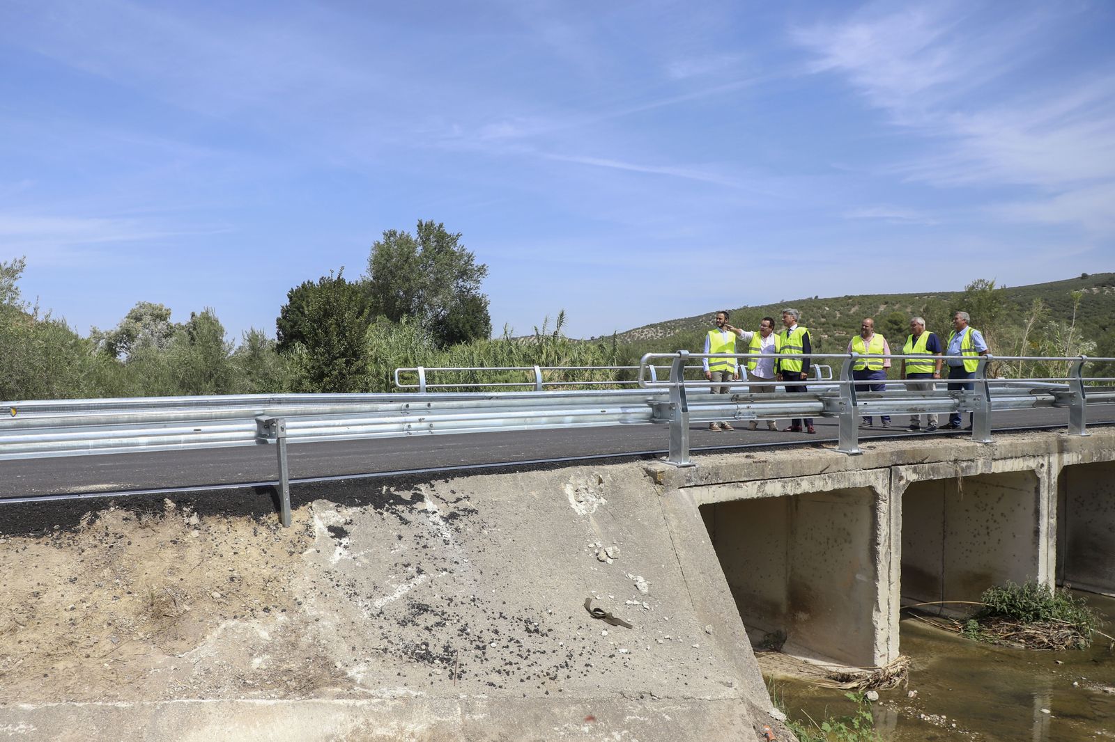Un momento de la visita de Andrés Lorite a las obras de mejora de caminos rurales de Nueva Carteya.