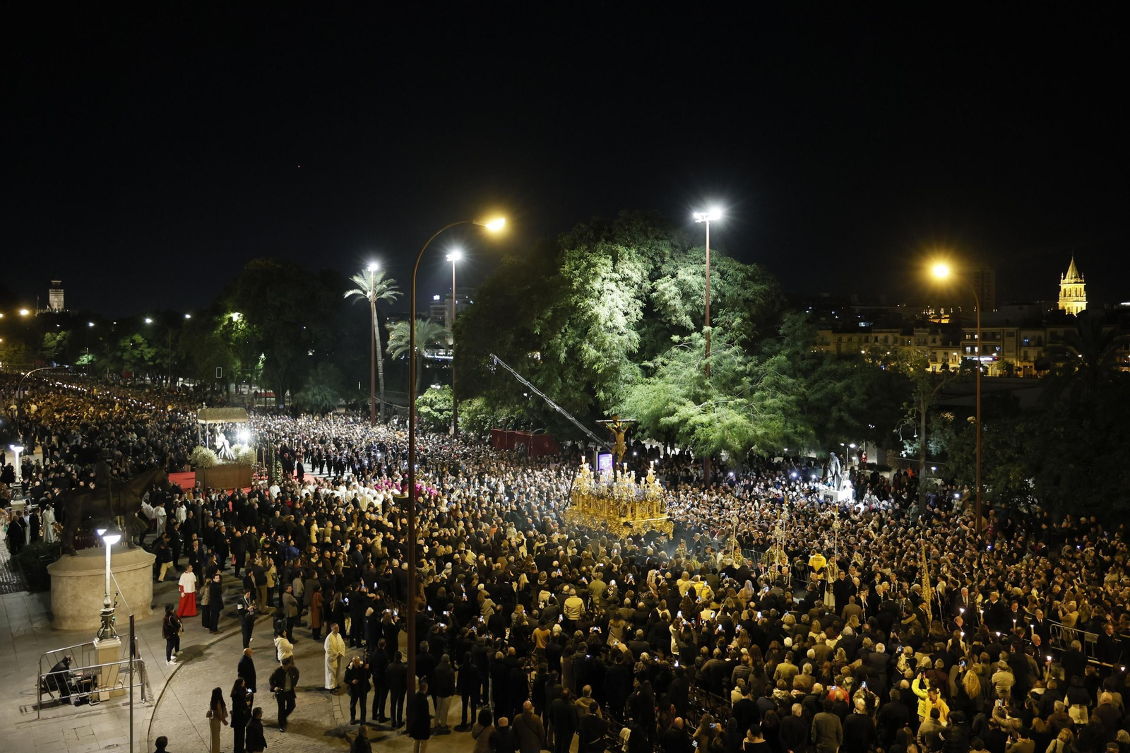 El paso de la Magna de Sevilla por el Paseo de Colón