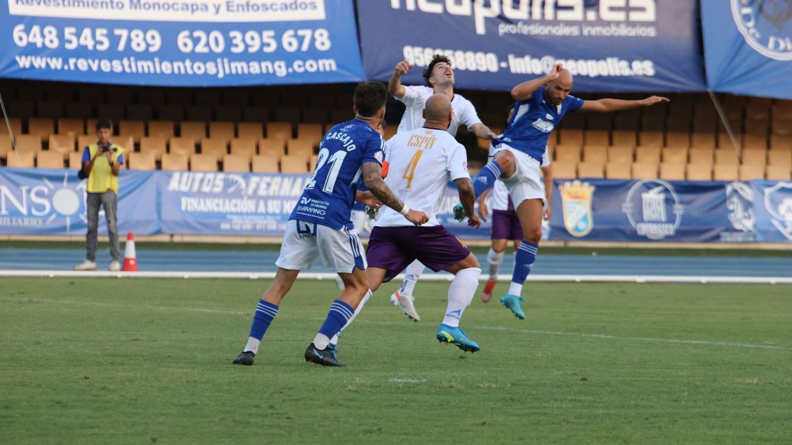 Lobo tuvo la pimera ocasión del partido de cabeza.