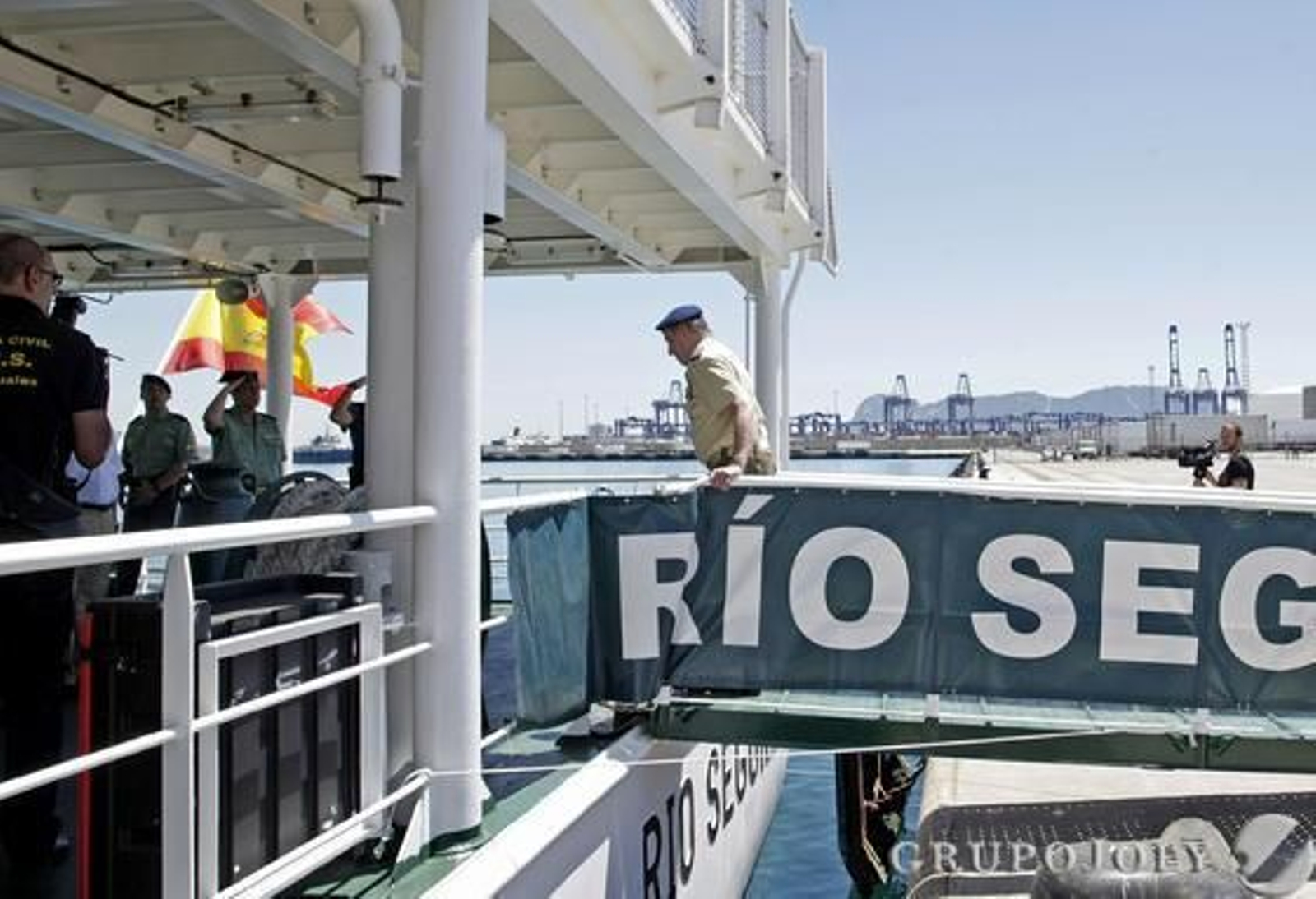 Don Juan Carlos muestra su apoyo a los pescadores y a la Guardia Civil por el trabajo que realizan./Erasmo Fenoy