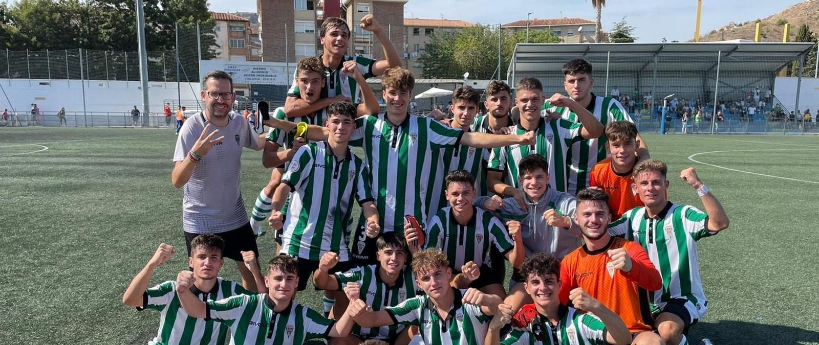 Los jugadores del Córdoba CF celebran su triunfo.