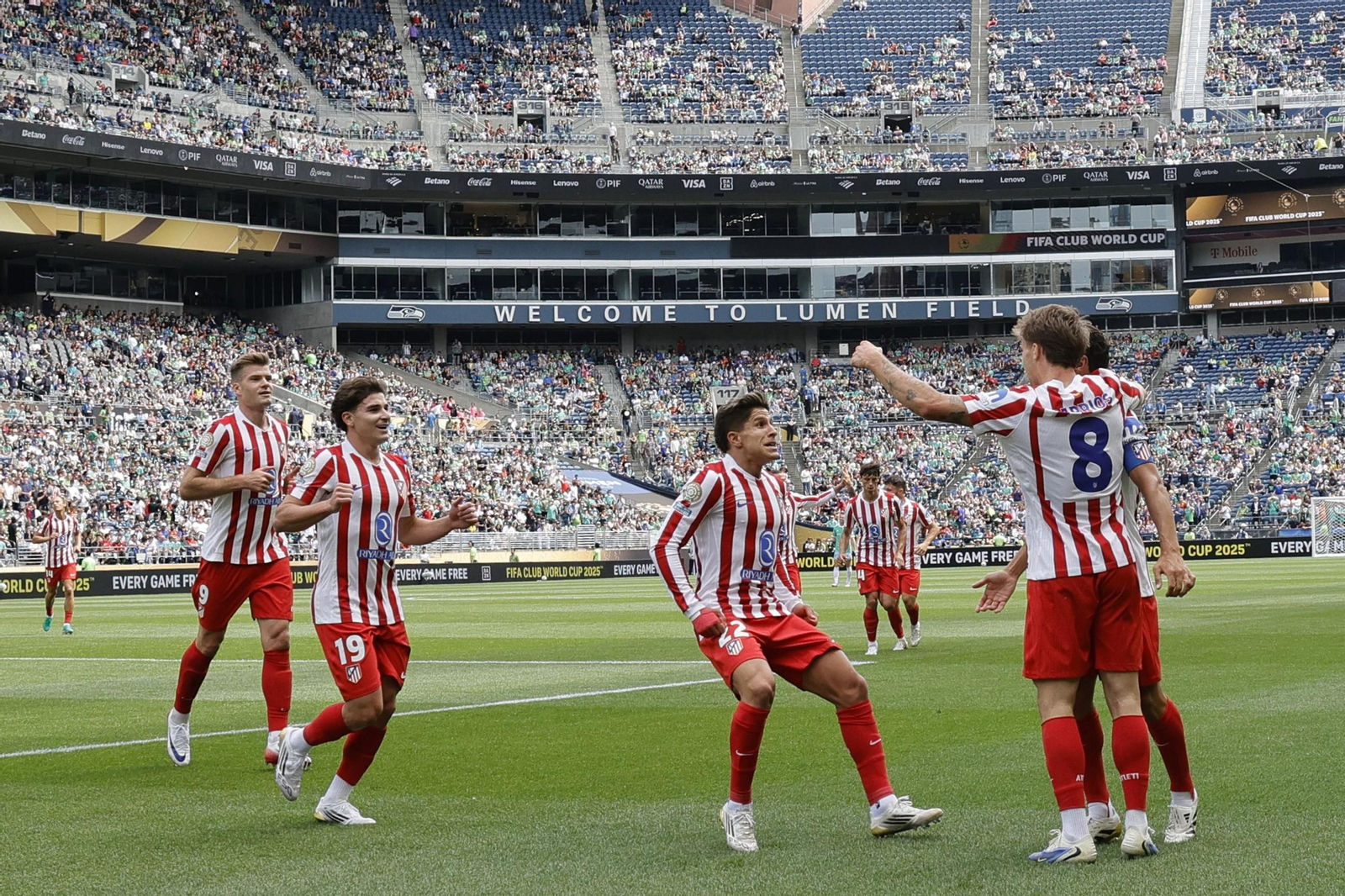 Los jugadores del Atlético celebran uno de los goles de Pablo Barrios.