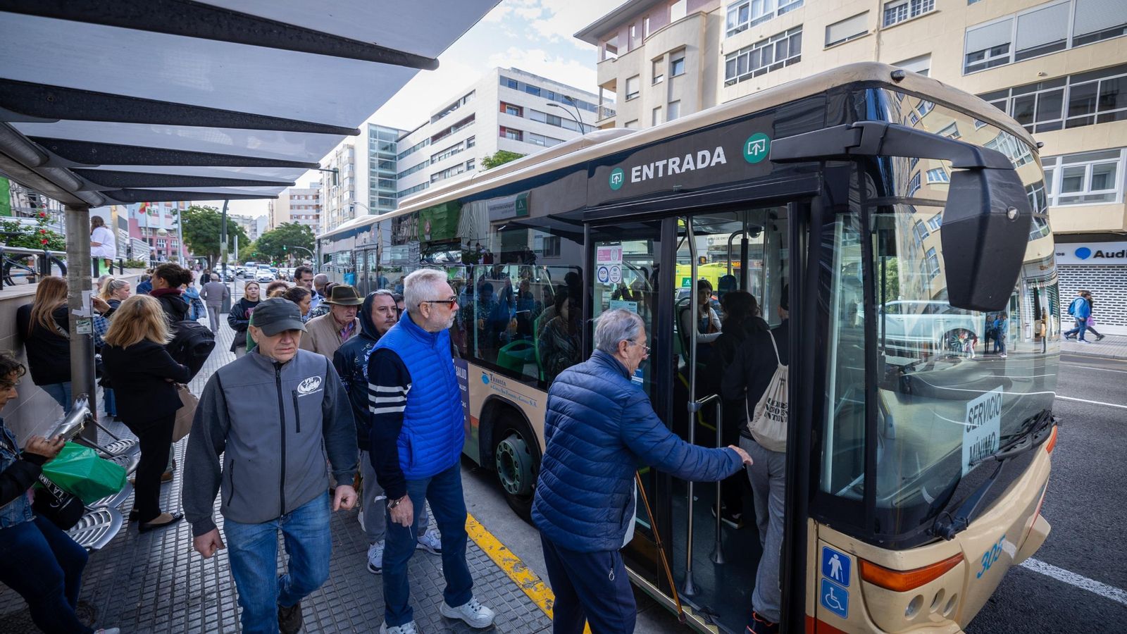 Varias personas abordan el autobús de la línea 1 a la altura de Residencia