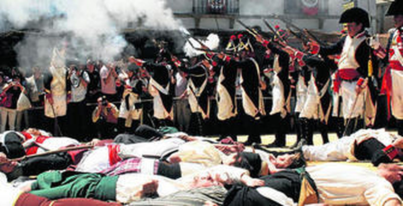 Las tropas francesas ganan el combate contra los campesinos algodonaleños, en un momento de la recreación histórica de una edición pasada.