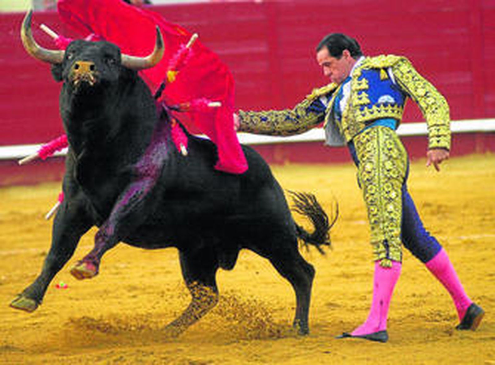 Paco Ojeda, con las zapatillas enterradas en el albero, se echa el toro por delante en un espectacular ayudado de pecho.