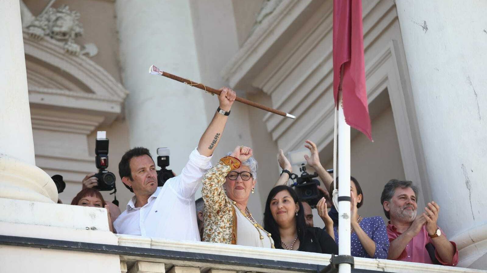 José María González Kichi muestra el bastón de mando desde el balcón del Ayuntamiento.