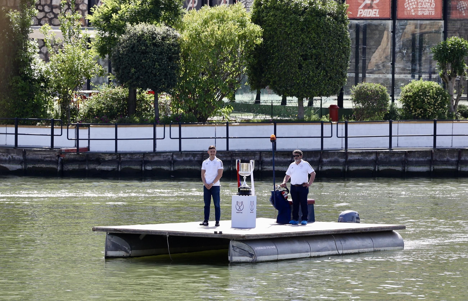 El presidente de la Junta de Andalucía recibe la Copa del Rey e inaugura la exposición "Los reyes de la Copa"