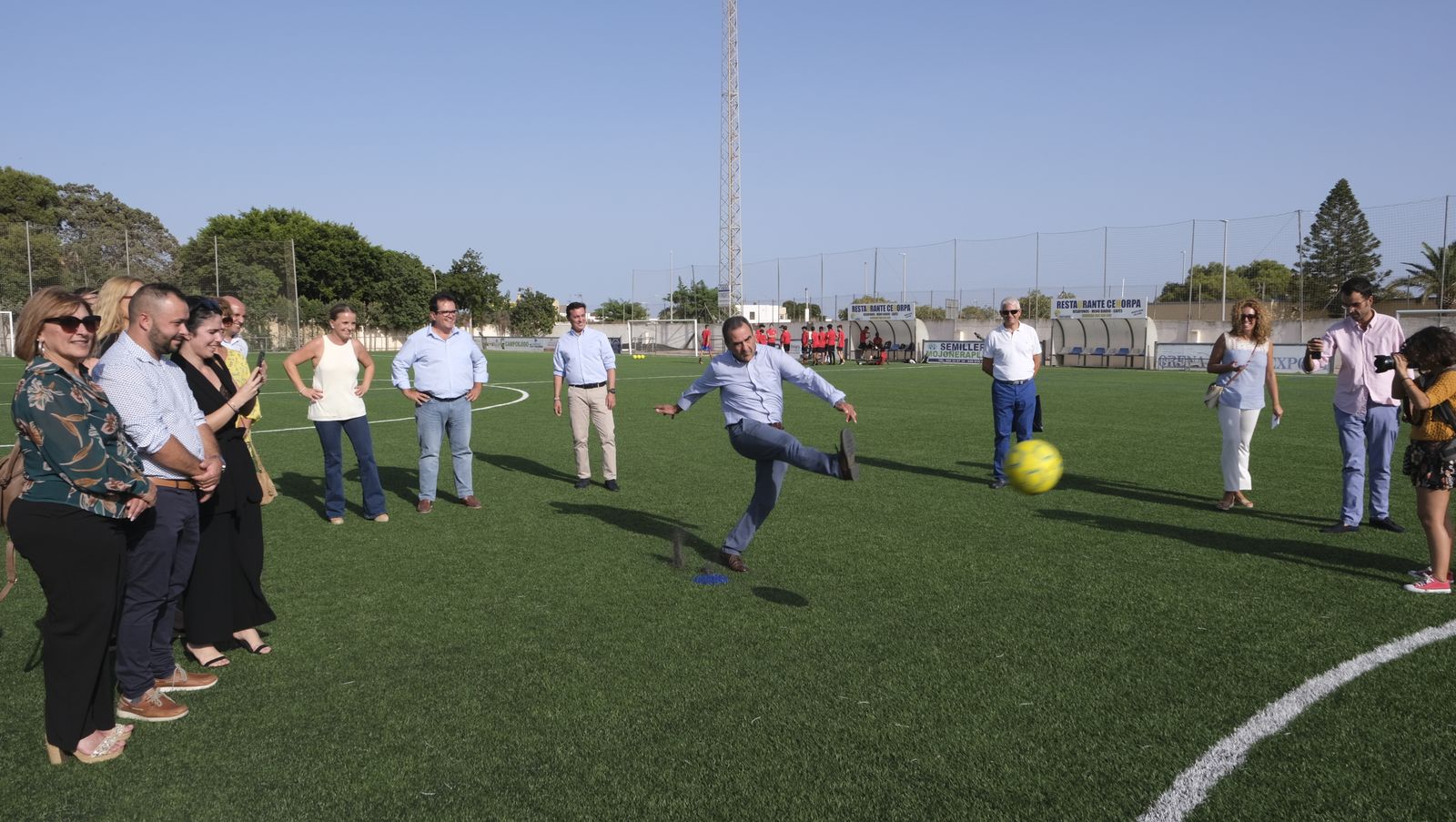 El alcalde de La Mojonera chuta en el renovado campo Carlos Quintanilla.