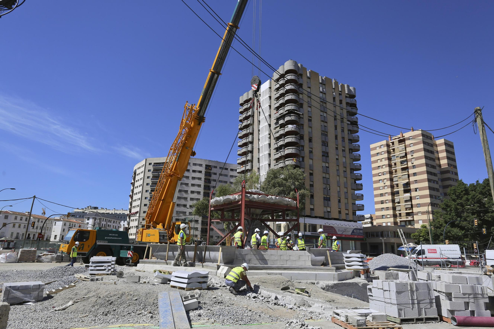 Fotos de la fuente de las Tres Gitanillas, que ya luce en la Avenida de Andalucía de Málaga