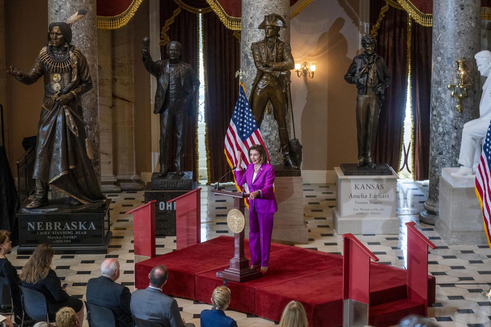 Nancy Pelosi, en un homenaje en el Congreso a la aviadora Amelia Earhart