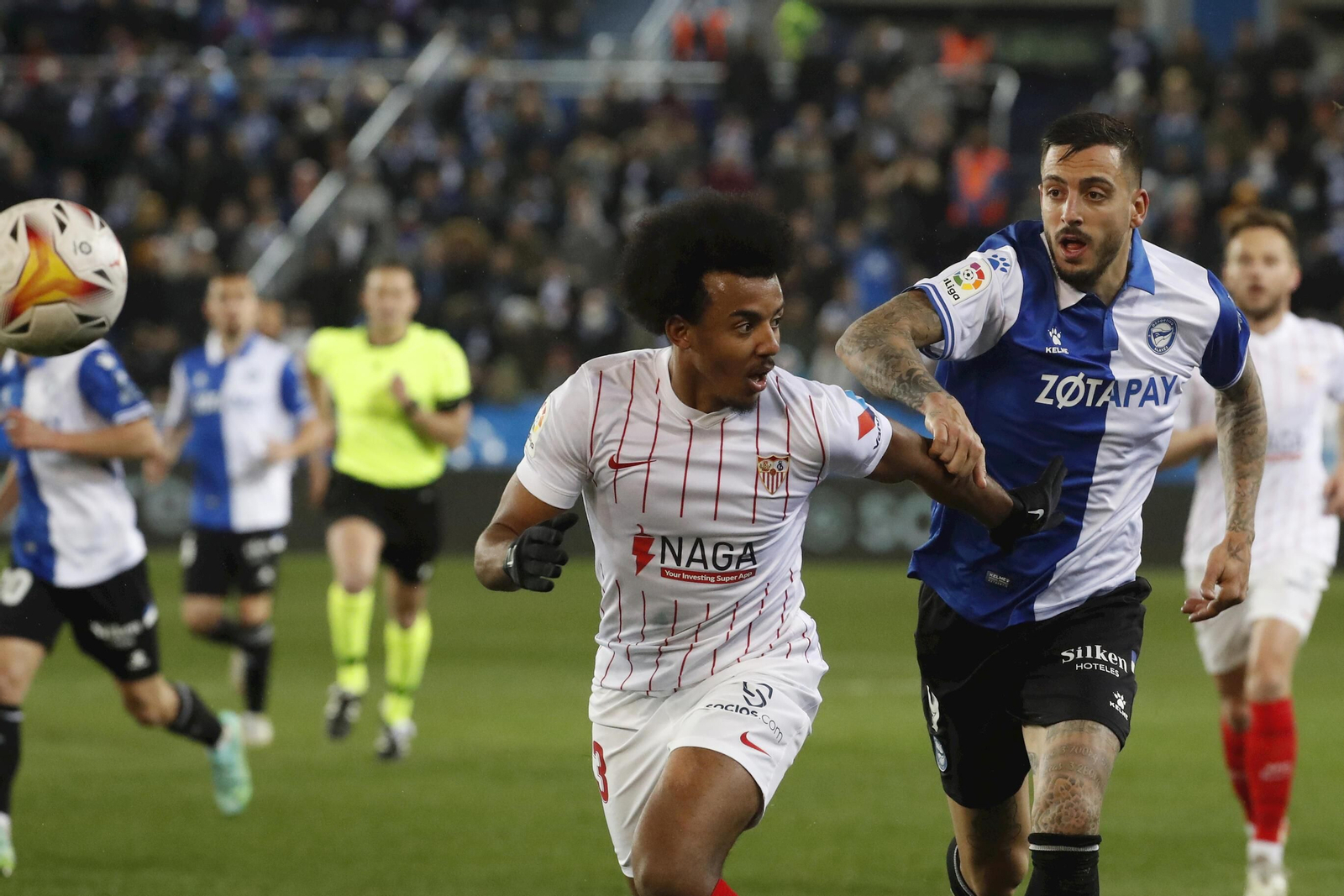 Jules Koundé, ante Joselu en el Alavés-Sevilla del pasado marzo.