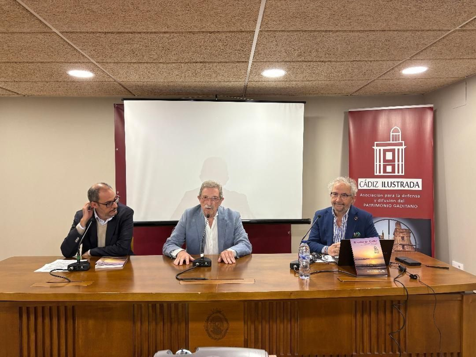 Antonio Álvarez del Pino, Miguel Sánchez y José María Esteban durante la presentación del libro ‘El color de Cádiz. Reflexiones sobre la pérdida de los revestimientos artísticos en la arquitectura’.