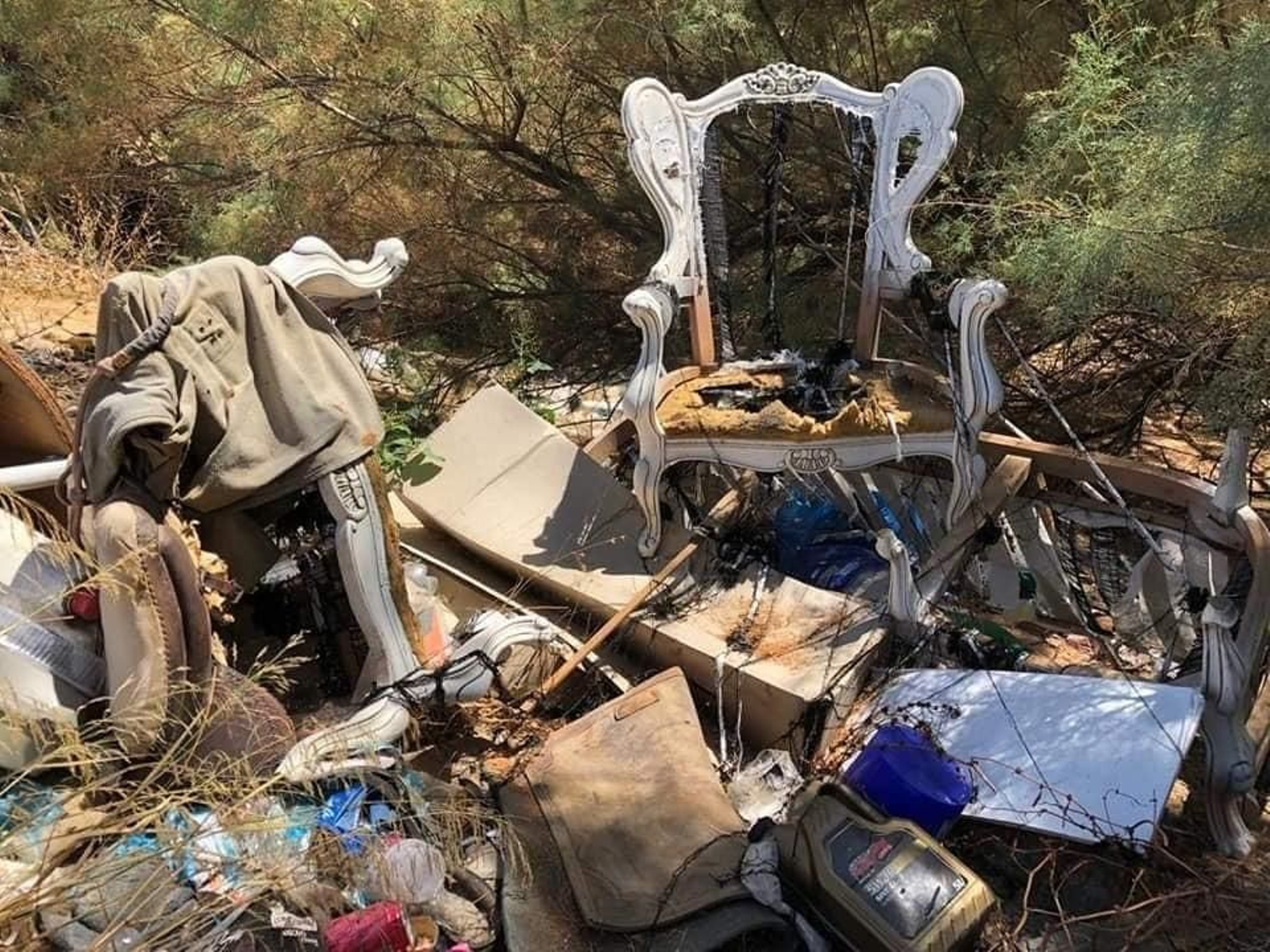 Basura amontonada en el cauce del río Guadalquivir a su paso por Córdoba.