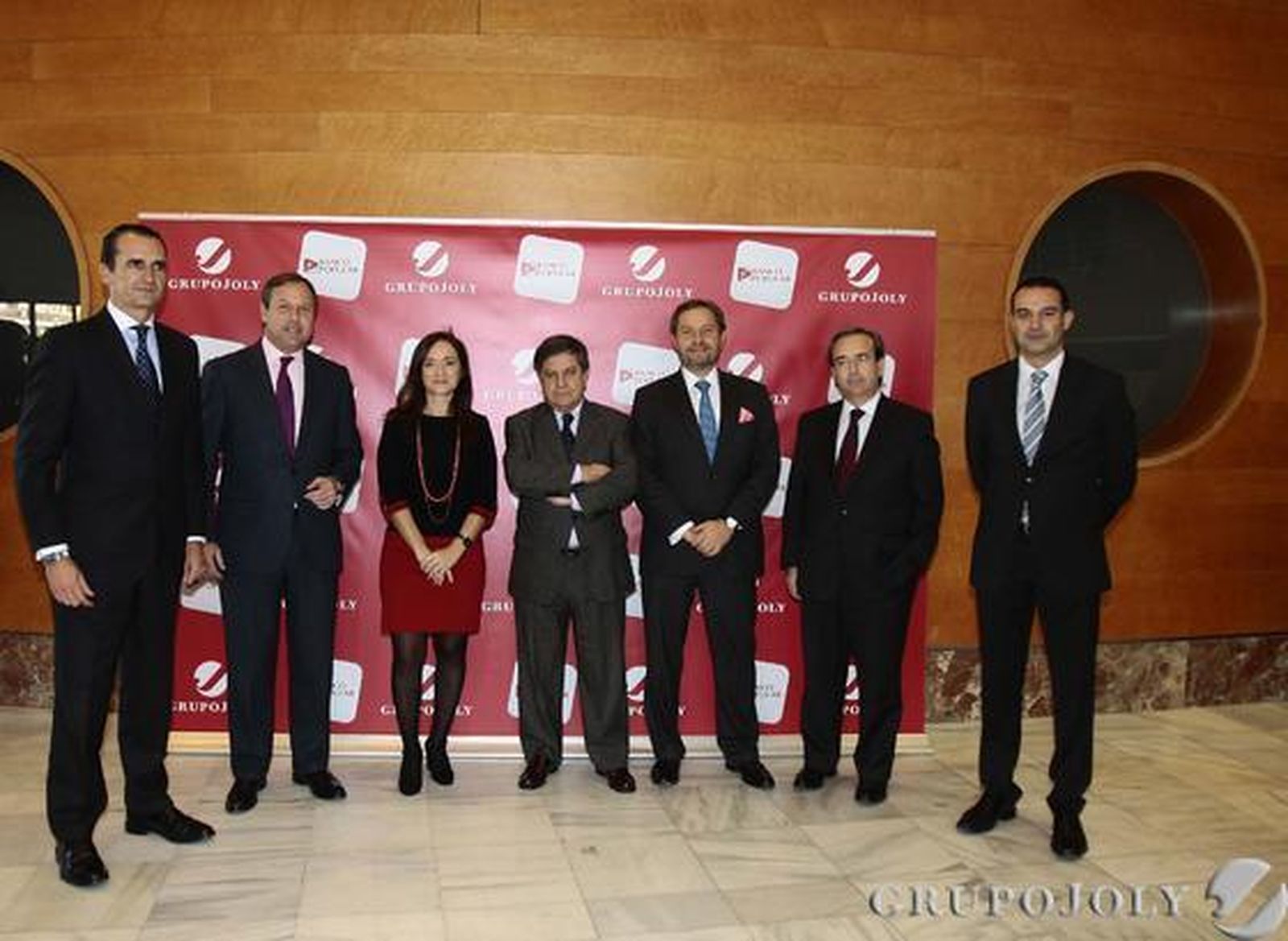 El director de Granada-Jaén de Banco Popular, Jaime Lobo; el director territorial de la entidad, Antonio Ramírez; la directora de Granada Hoy, Magdalena Trillo; el consultor Marcos Urarte; el director de Banca de Clientes de Banco Popular, Miguel Á. Luna; el director general del Grupo Joly, Juan Carlos Fernández; y el director de Menbur, Miguel Mena.  Foto: Maria de la Cruz/ Pepe Villoslada