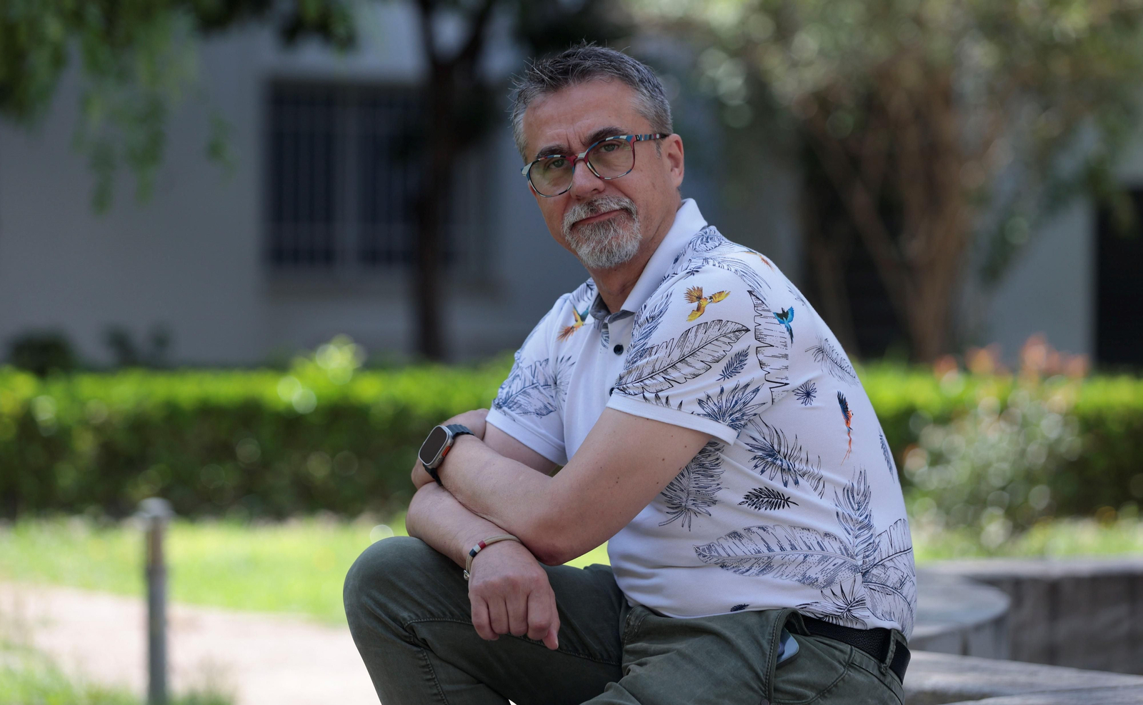 Alfredo Corell, en uno de los jardines del campus de Medicina de la Universidad de Sevilla en el Hospital Macarena.
