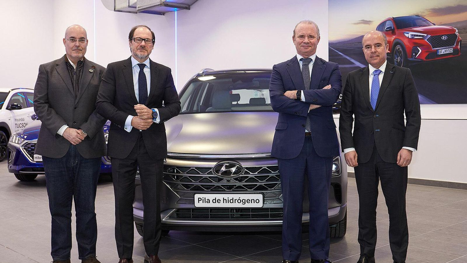 El Director General de Hyundai, Leopoldo Satrústegui; el presidente de LG España, Jaime de Jaraíz y el viceconsejero de Medio Ambiente, Mariano González Sáez y Arturo Pérez de Lucia de AEDIVE.
