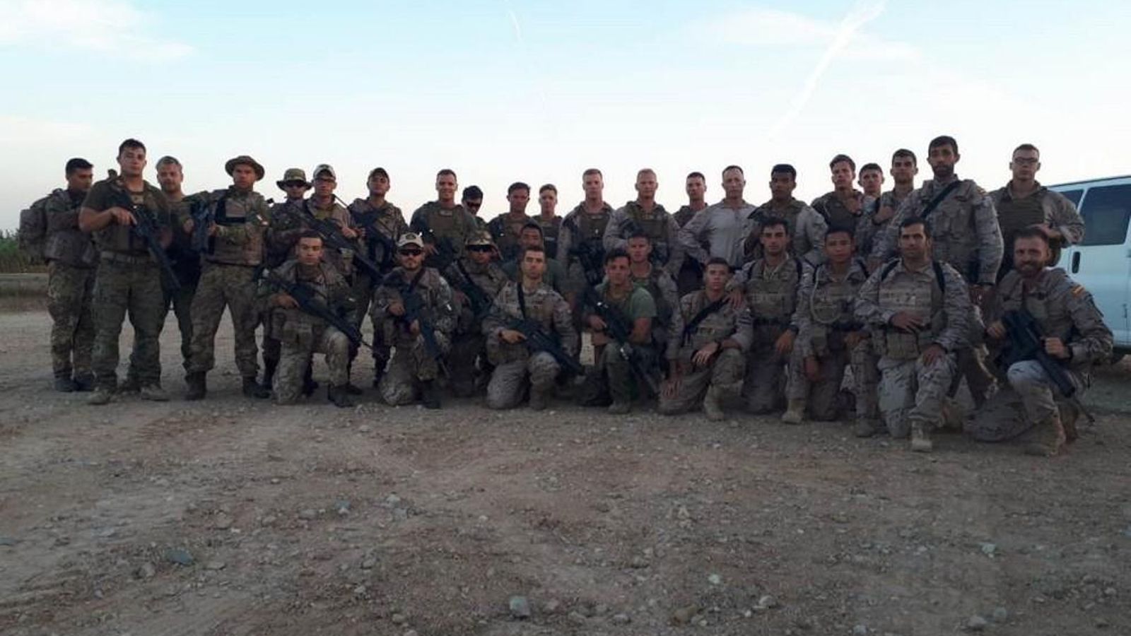 Foto de grupo de infantes de marina españoles, italianos y norteamericanos.