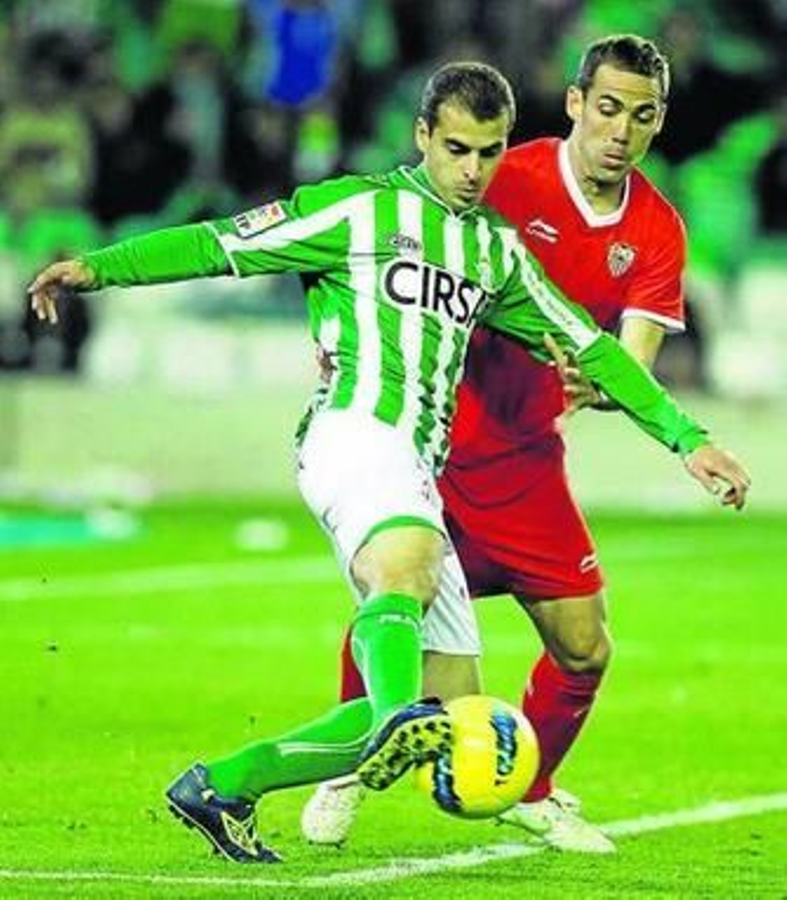 Juanma controla el balón ante Fernando Navarro.