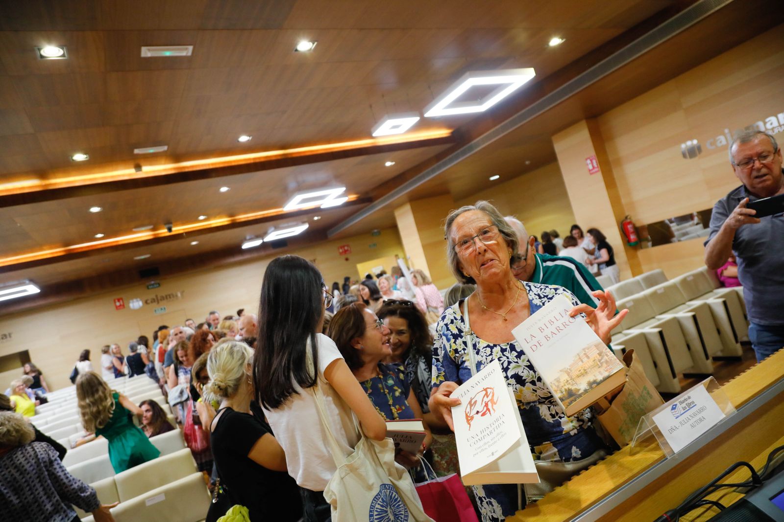 Imágenes de Diario de los Libros, con Julia Navarro