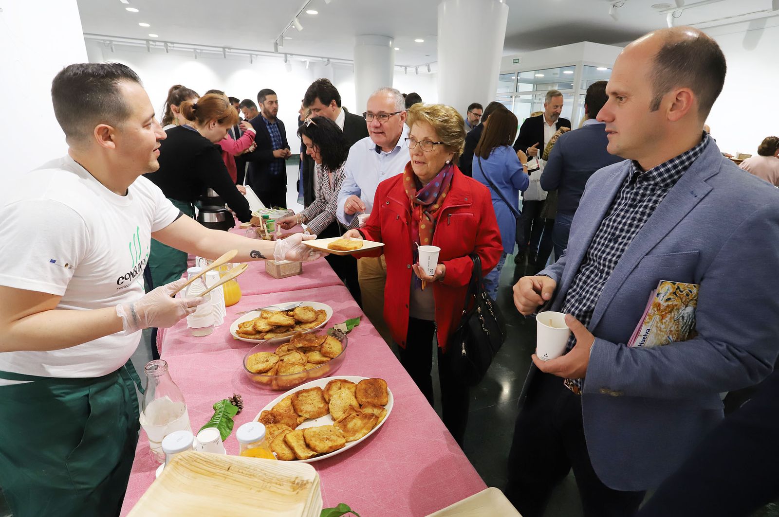 Imágenes de la presentación de la Guía de Semana Santa de Huelva Información