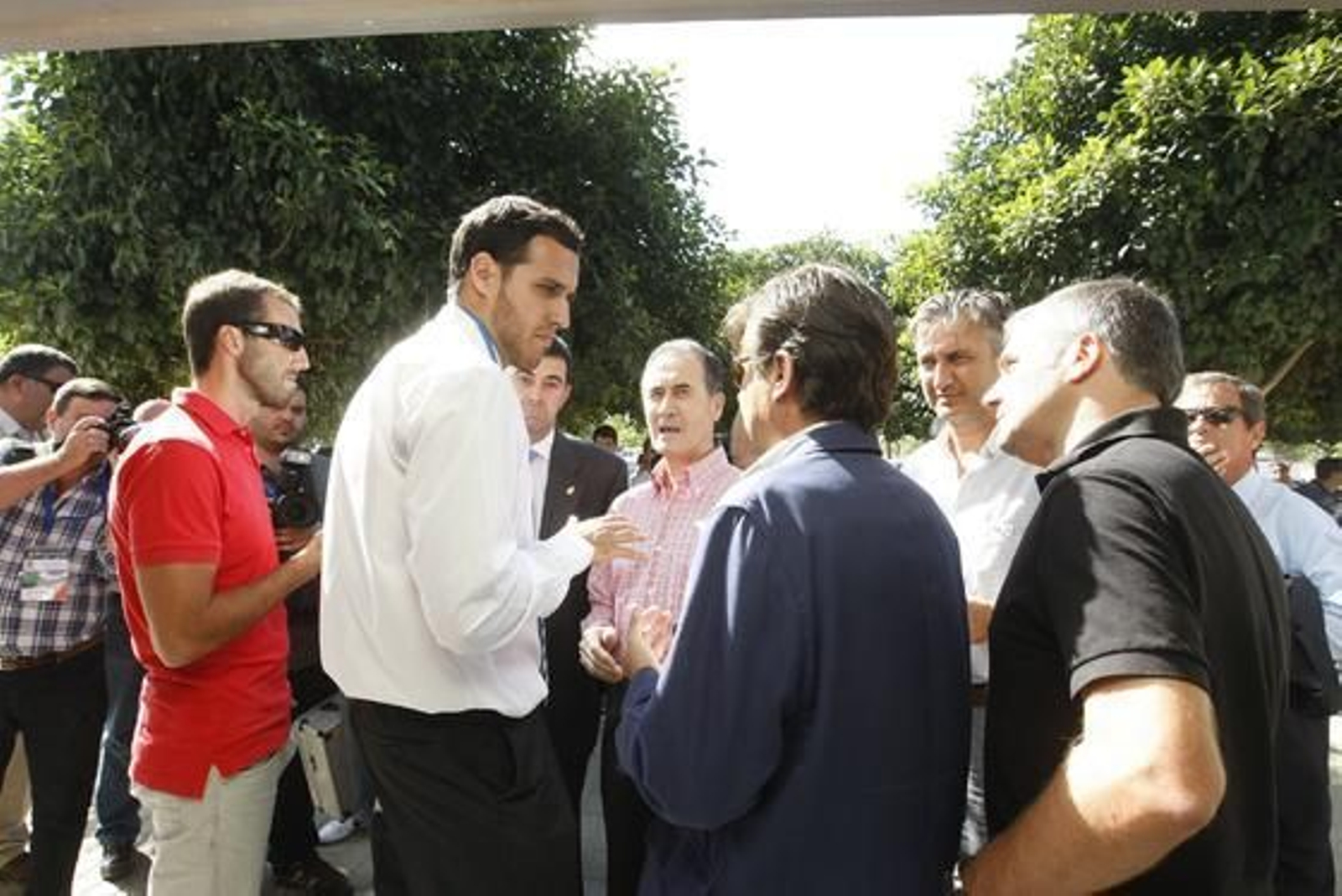 Jaime Durán, jefe de prensa del Xerez, con los periodistas de las distintas emisoras de radio a las que el club azulino negó el acceso al estadio, de lo que levantó acta el notario Pedro Maldonado. 

Foto: Juan Carlos Toro