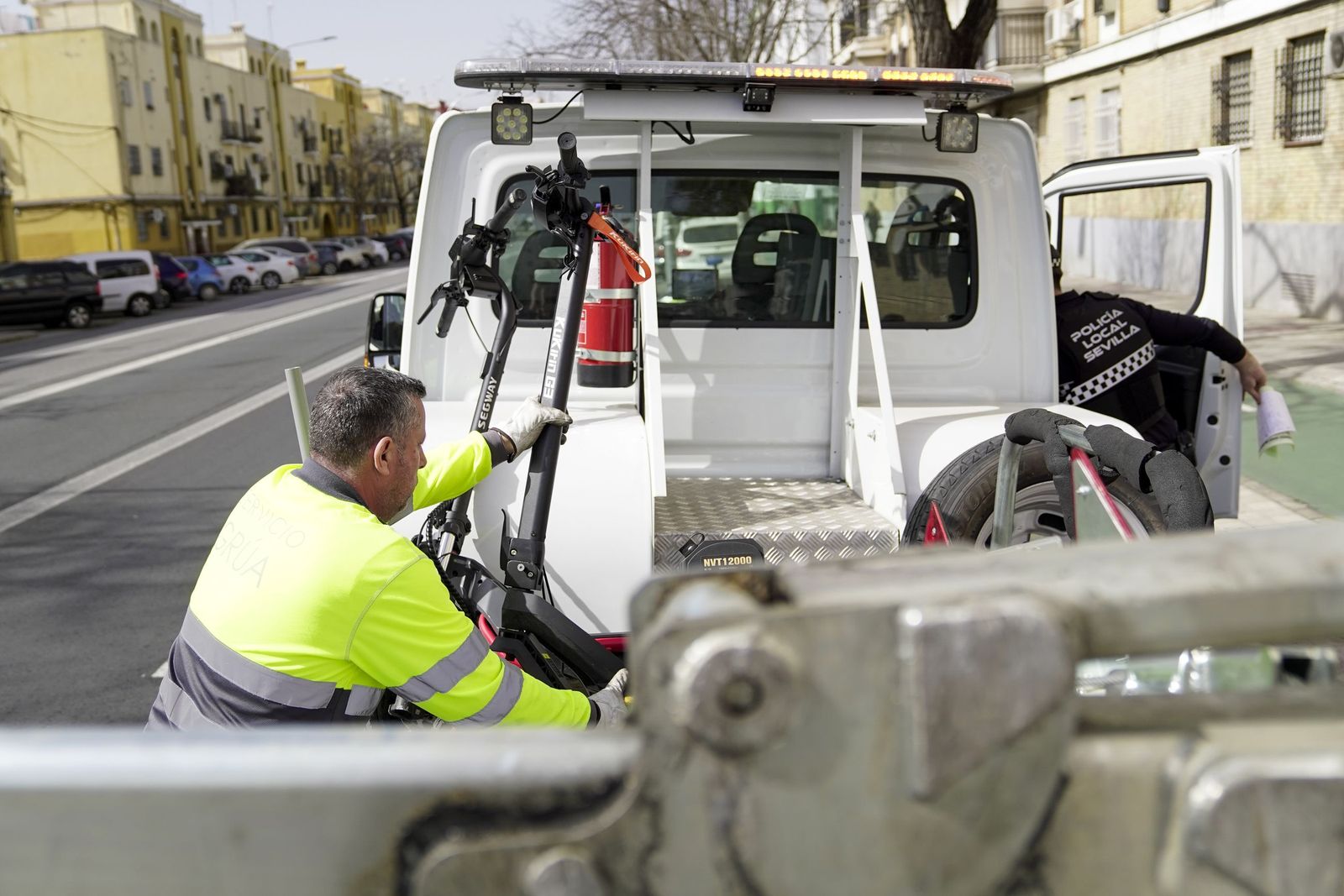 Primer día de multas a los patinetes de Sevilla, en imágenes