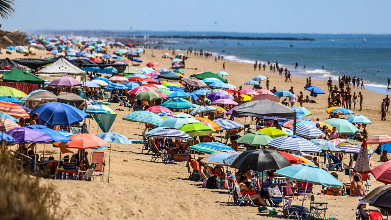Un mar de sombrillas en la playa de Punta Umbría este sábado.