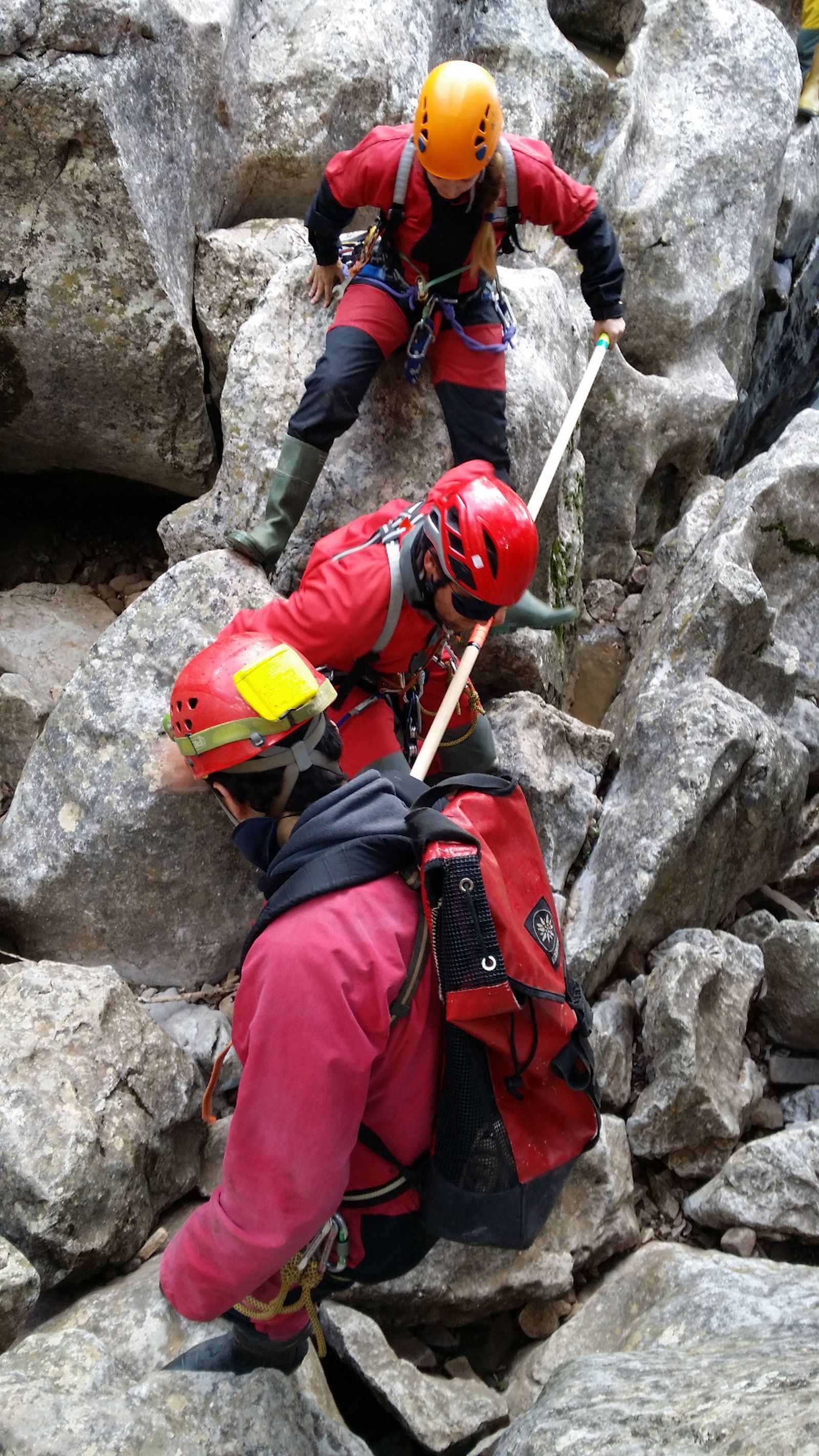 Los espeleólogos utilizarán una barra direccional para guiar a las personas invidentes.
