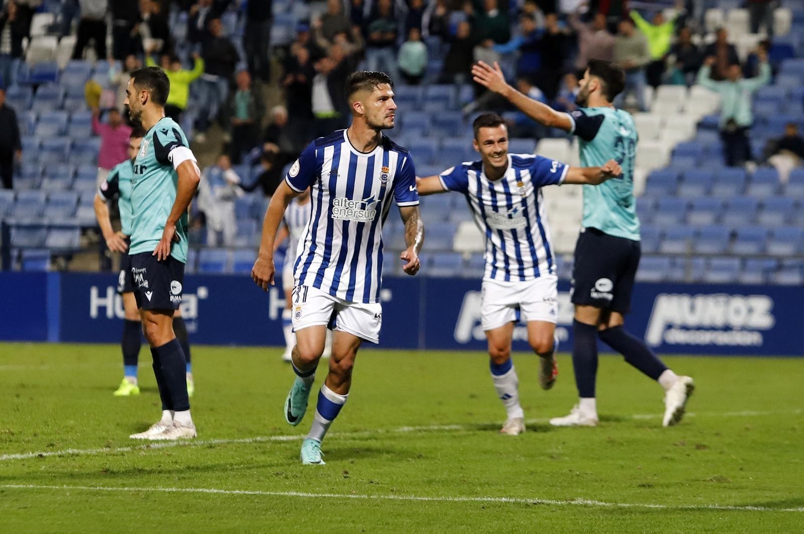 Caye Quintana celebra su gol ante el Sanluqueño.