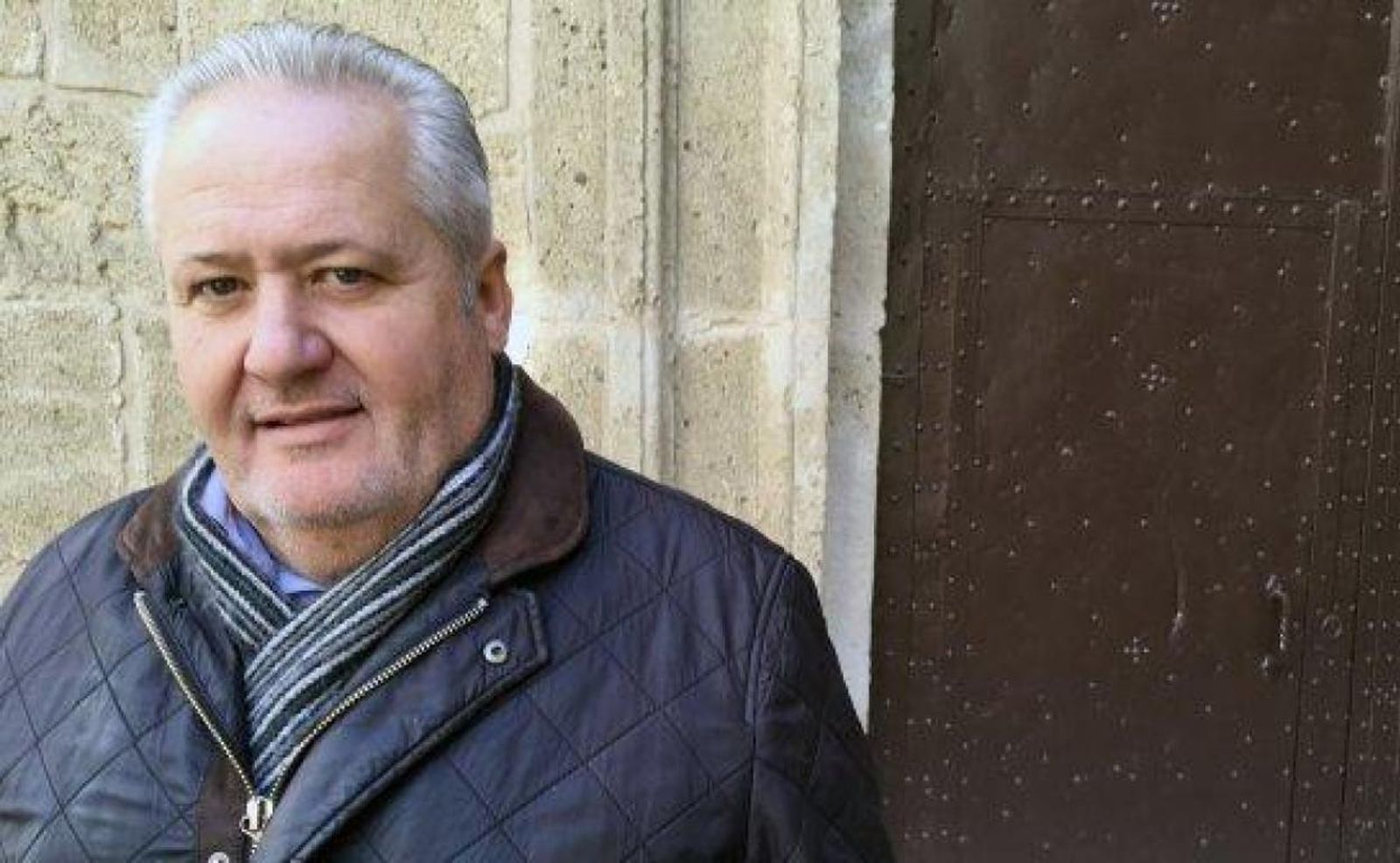 Antonio Andrés Díaz Cantón en una estampa de corte invernal ante la puerta de una iglesia almeriense.