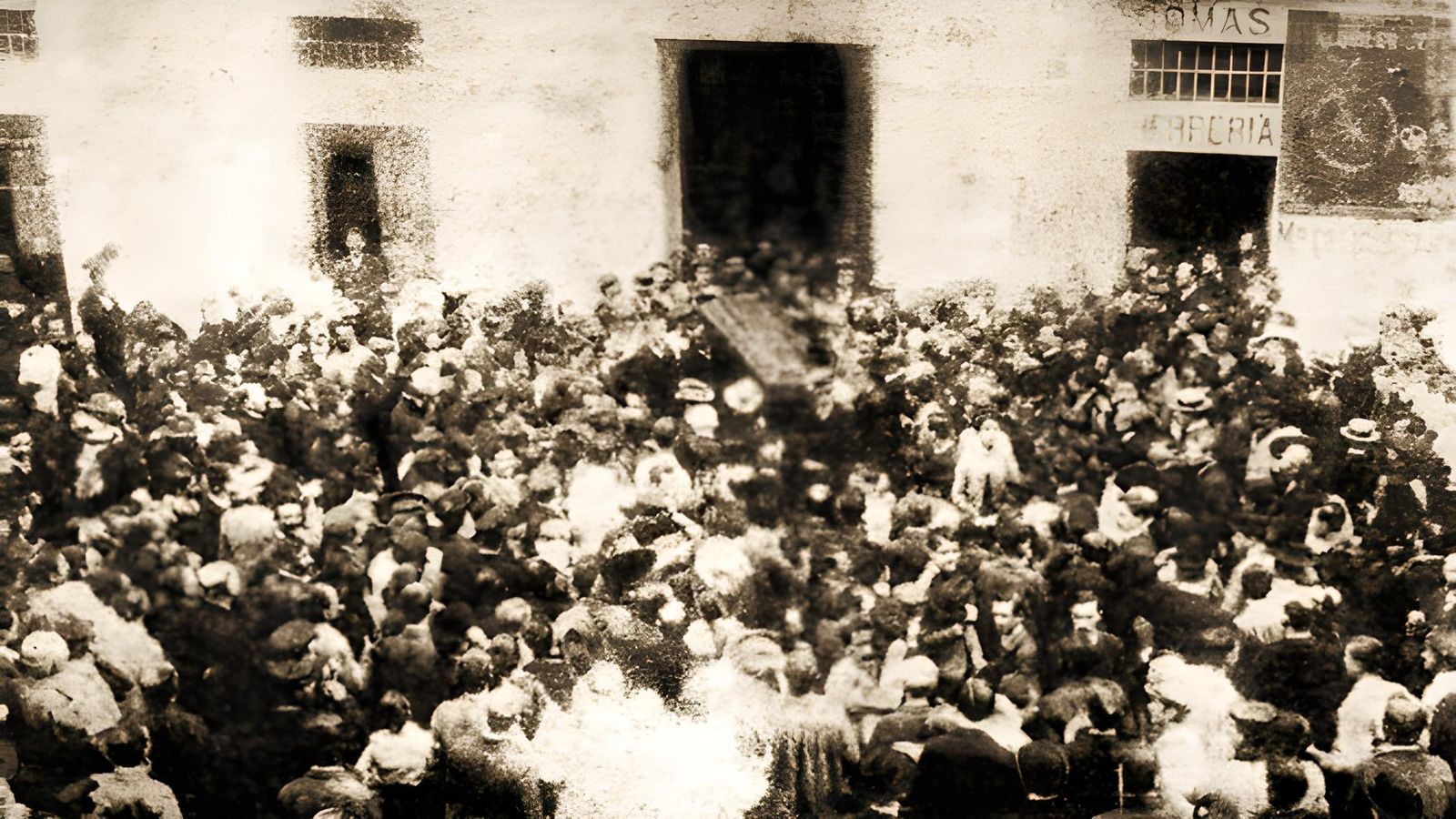 Imagen del multitudinario entierro civil de Fermín Salvochea recogido en una tarjeta postal de Hauser y Menet.