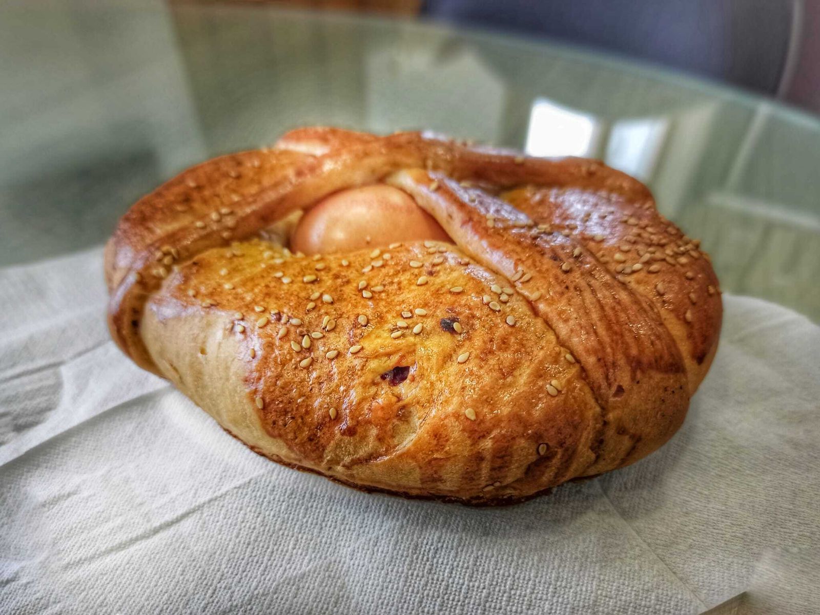 Otura continúa con la tradición de San Marcos repartiendo 600 hornazos entre los escolares