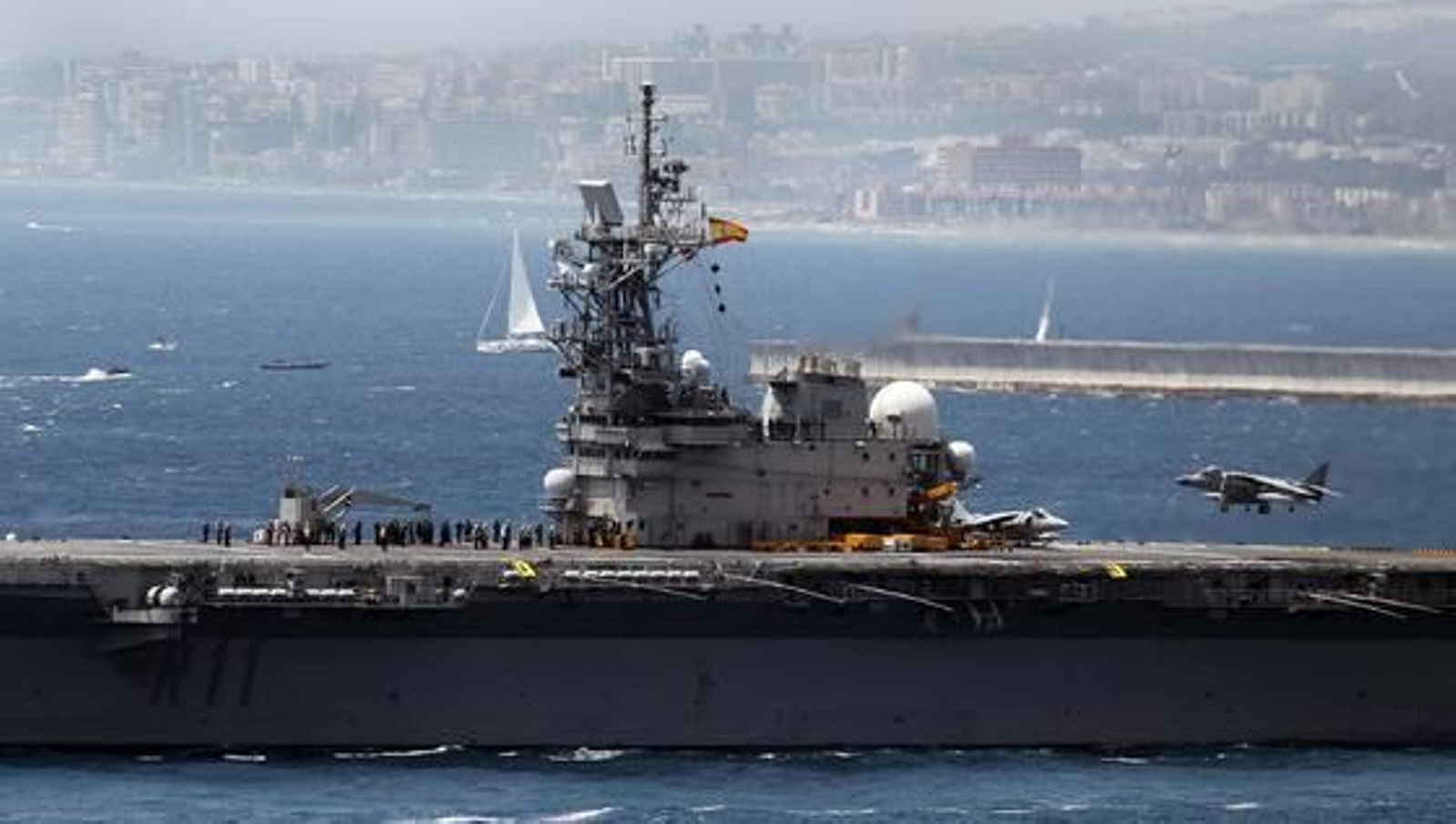 Exhibición operativa conjunta de las Fuerzas Armadas en la playa de La Malagueta

Foto: Sergio Camacho