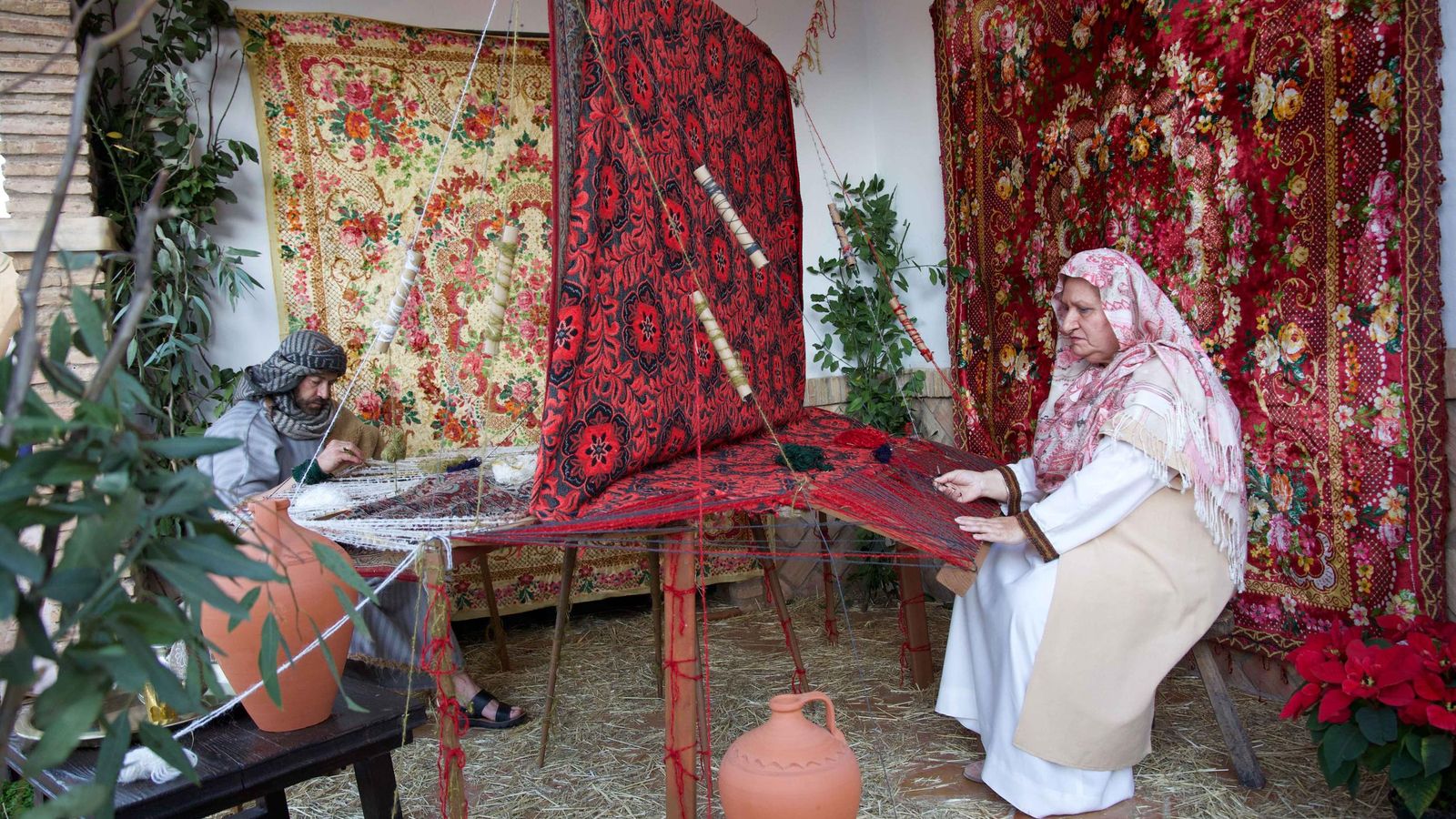 Este Belén viviente también muestra escenas costumbristas y de artesanía, como un telar