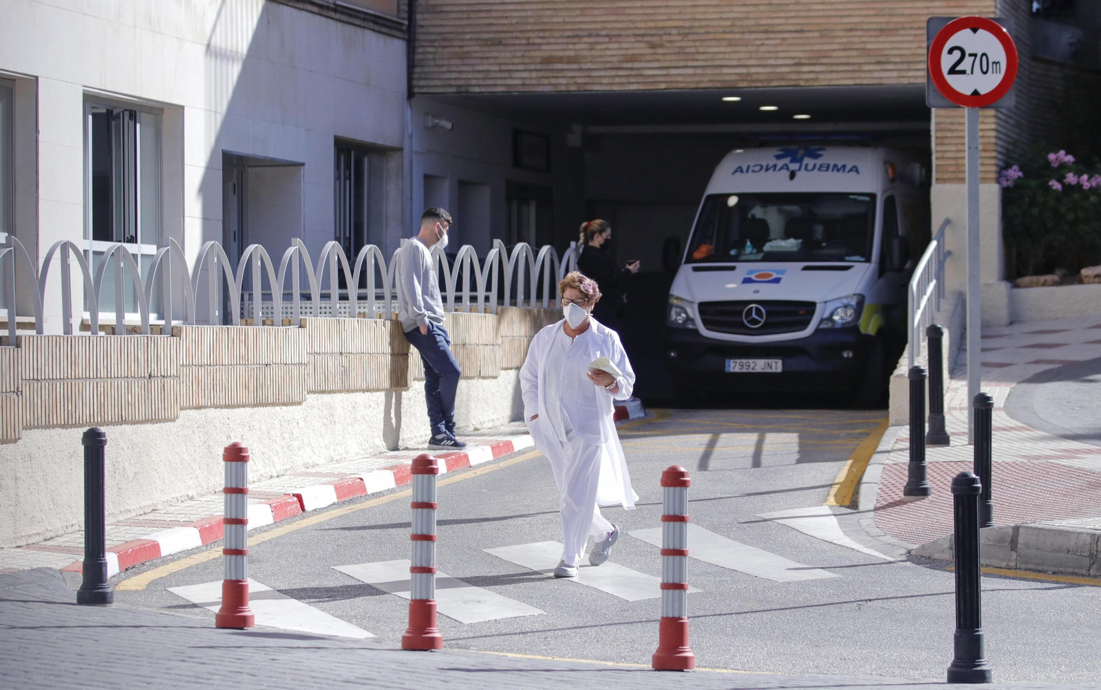 Una ambulancia en las Urgencias del Hospital Regional.