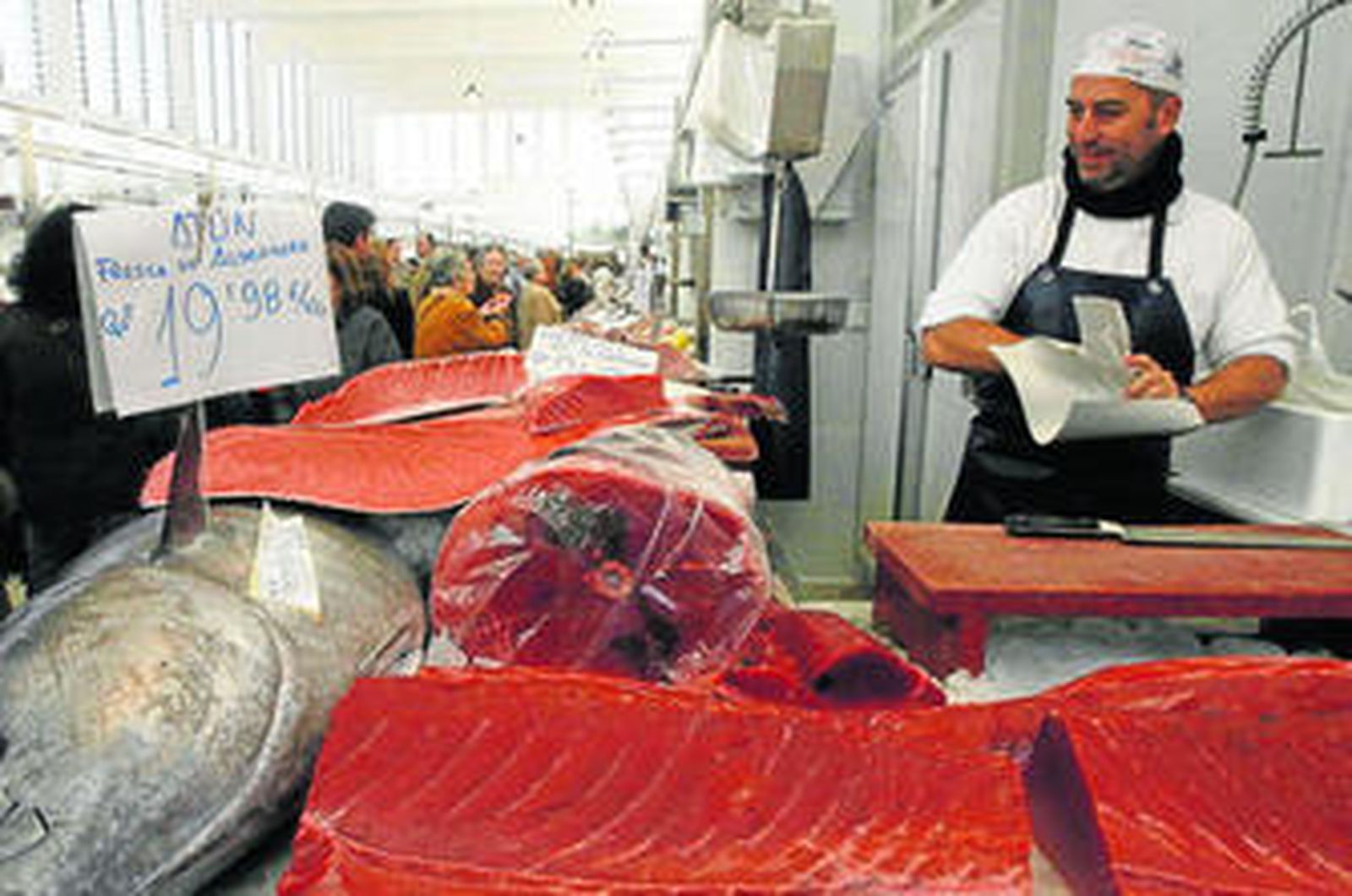 Uno de los puestos de pescado del Mercado Central de Cádiz.