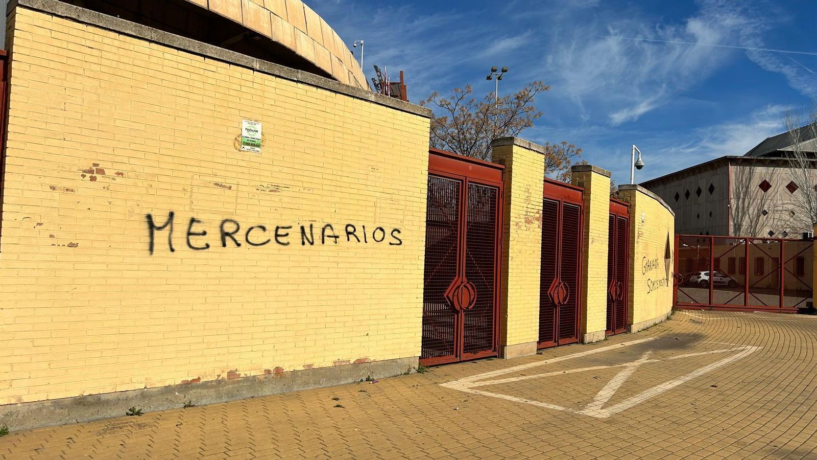 Una de las pintadas que ha aparecido en el estadio