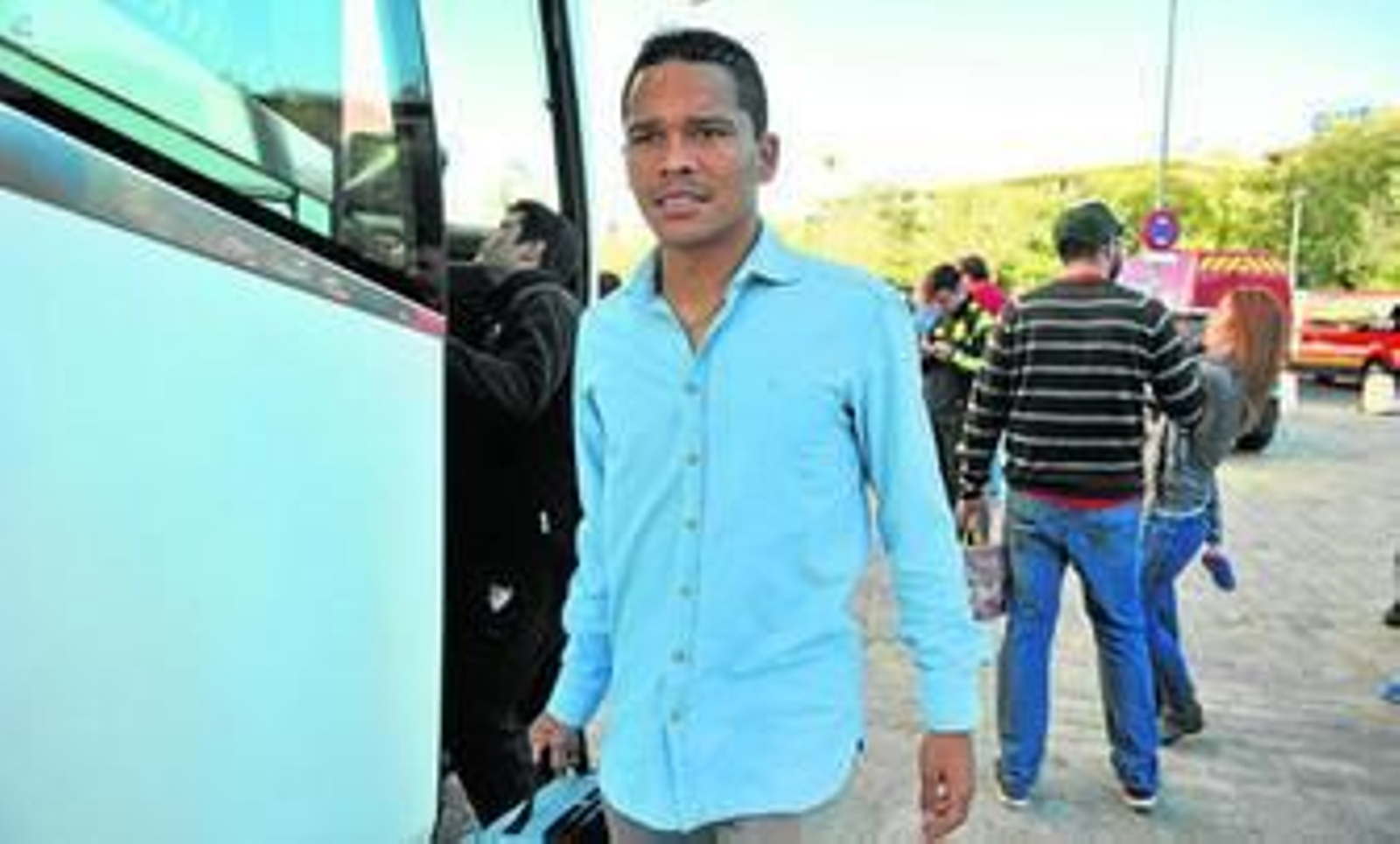 Bacca, en camisa como casi todos los viajeros por la buena temperatura, antes del desplazamiento hacia La Coruña.
