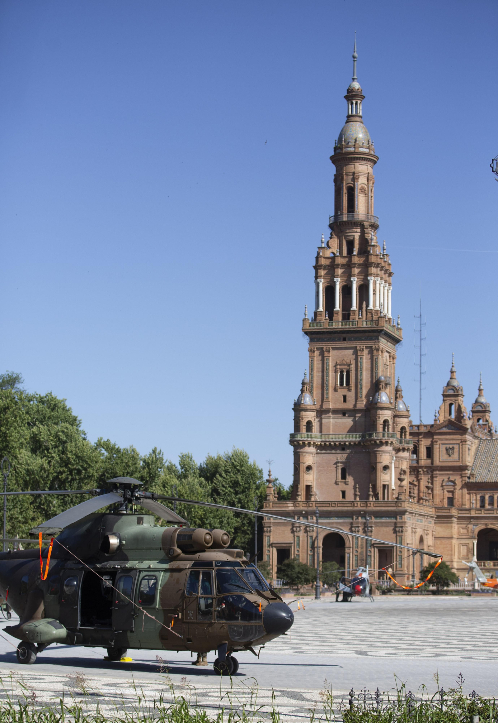 Montaje de la Exposición Estática de las Fuerzas Armadas en el parque de María Luisa