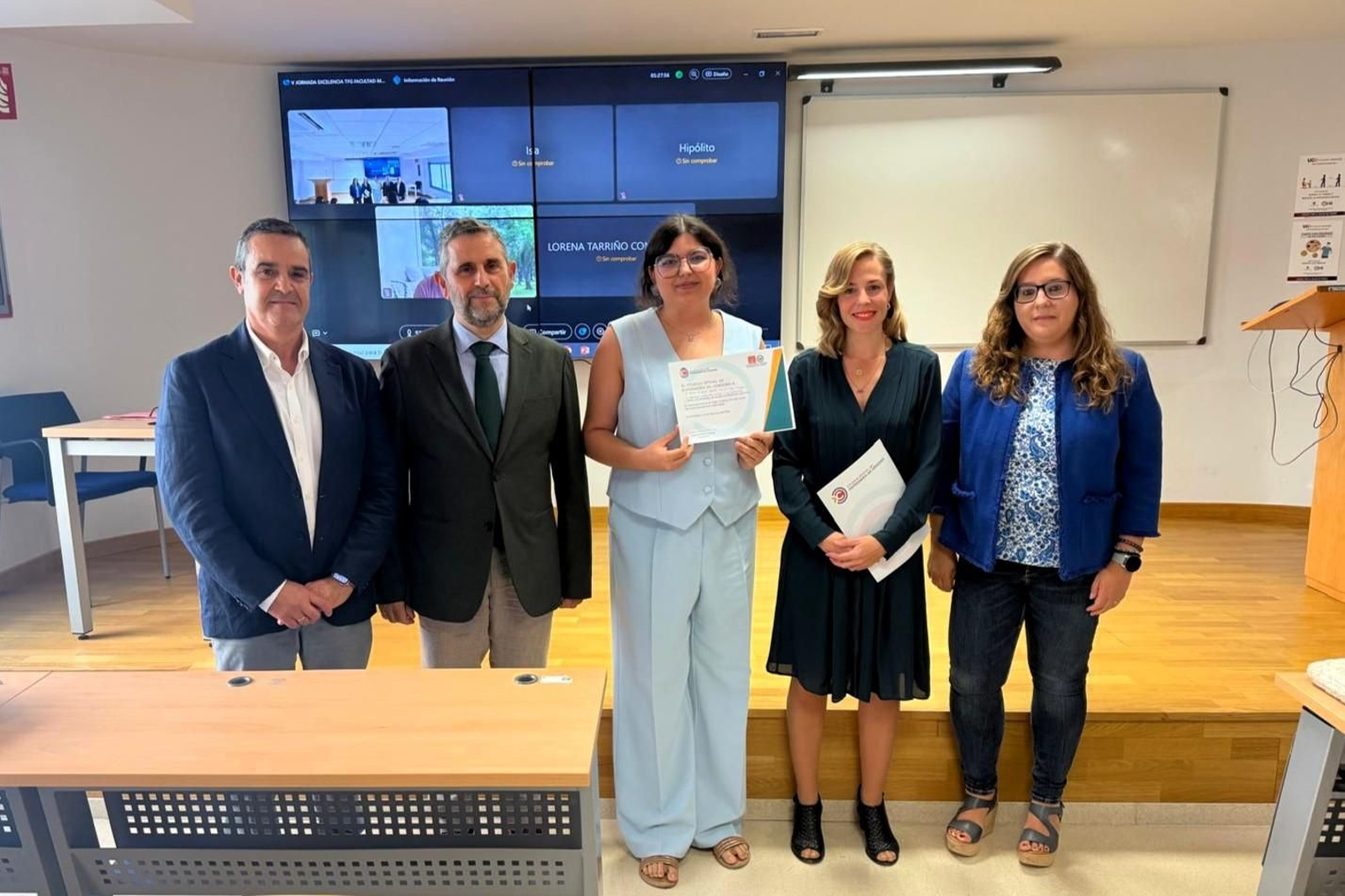 En el centro, la premiada, María Álvarez Cantos, junto a representantes del Colegio y la Facultad de Enfermería.