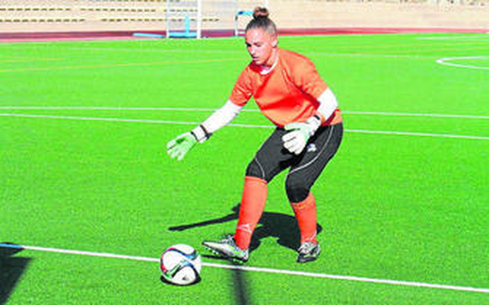 Sara Serrat, en la imagen durante un entrenamiento, no podrá estar en la portería del Cajasol este domingo.
