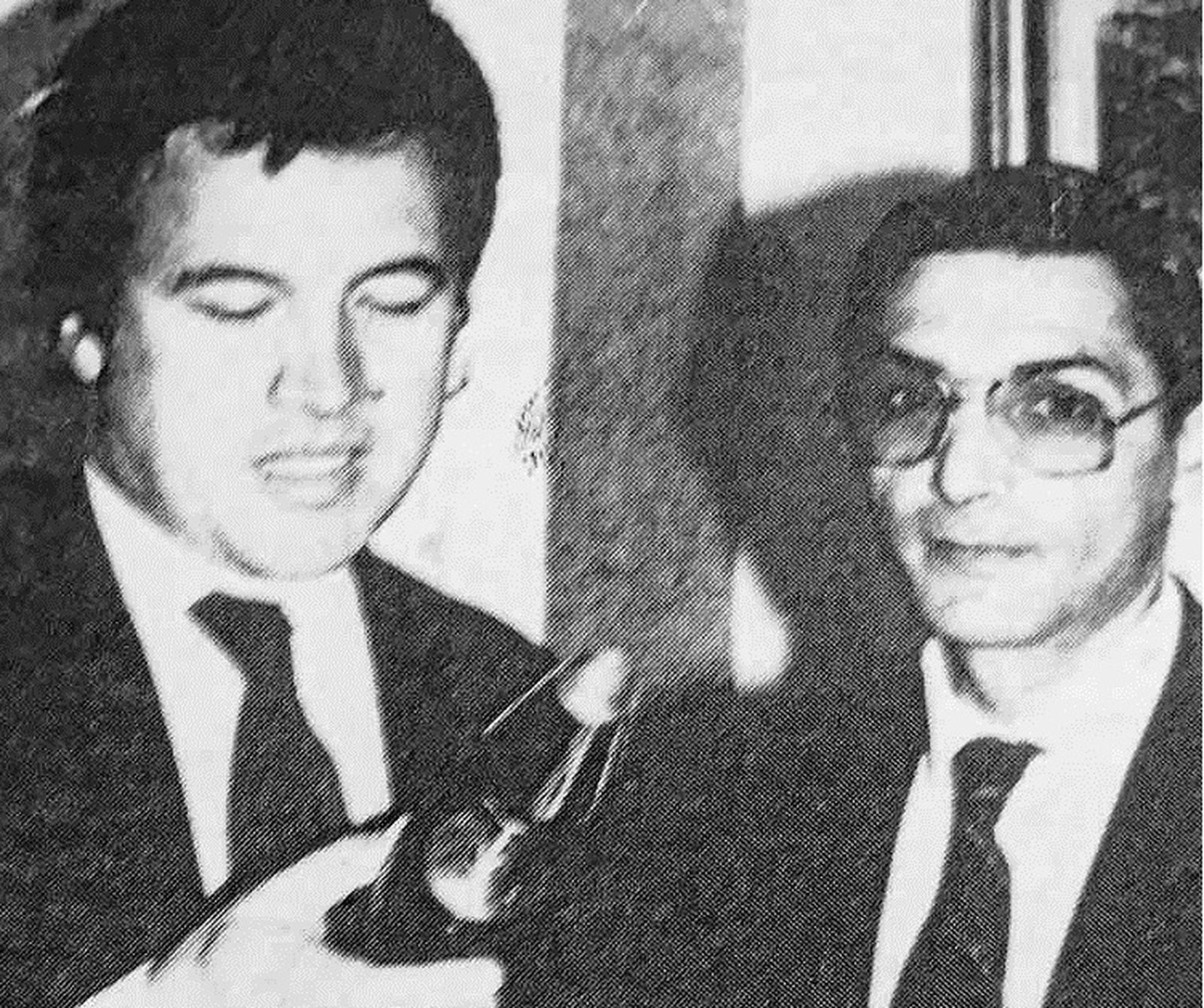 Pedro Pacheco entregando el catavino de plata a Manuel Yélamo.