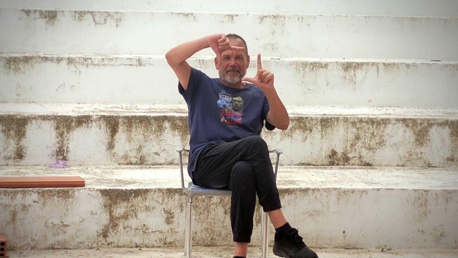 El periodista Pepe Landi, en los escalones del anfiteatro de la biblioteca en Puerto Serrano.