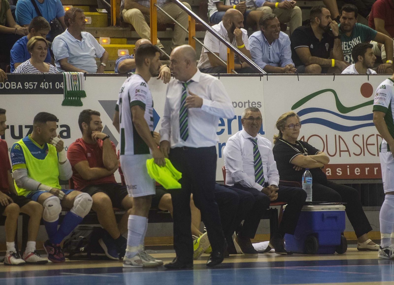 Macario da instrucciones a Jesús Rodríguez durante el partido ante ElPozo Murcia.