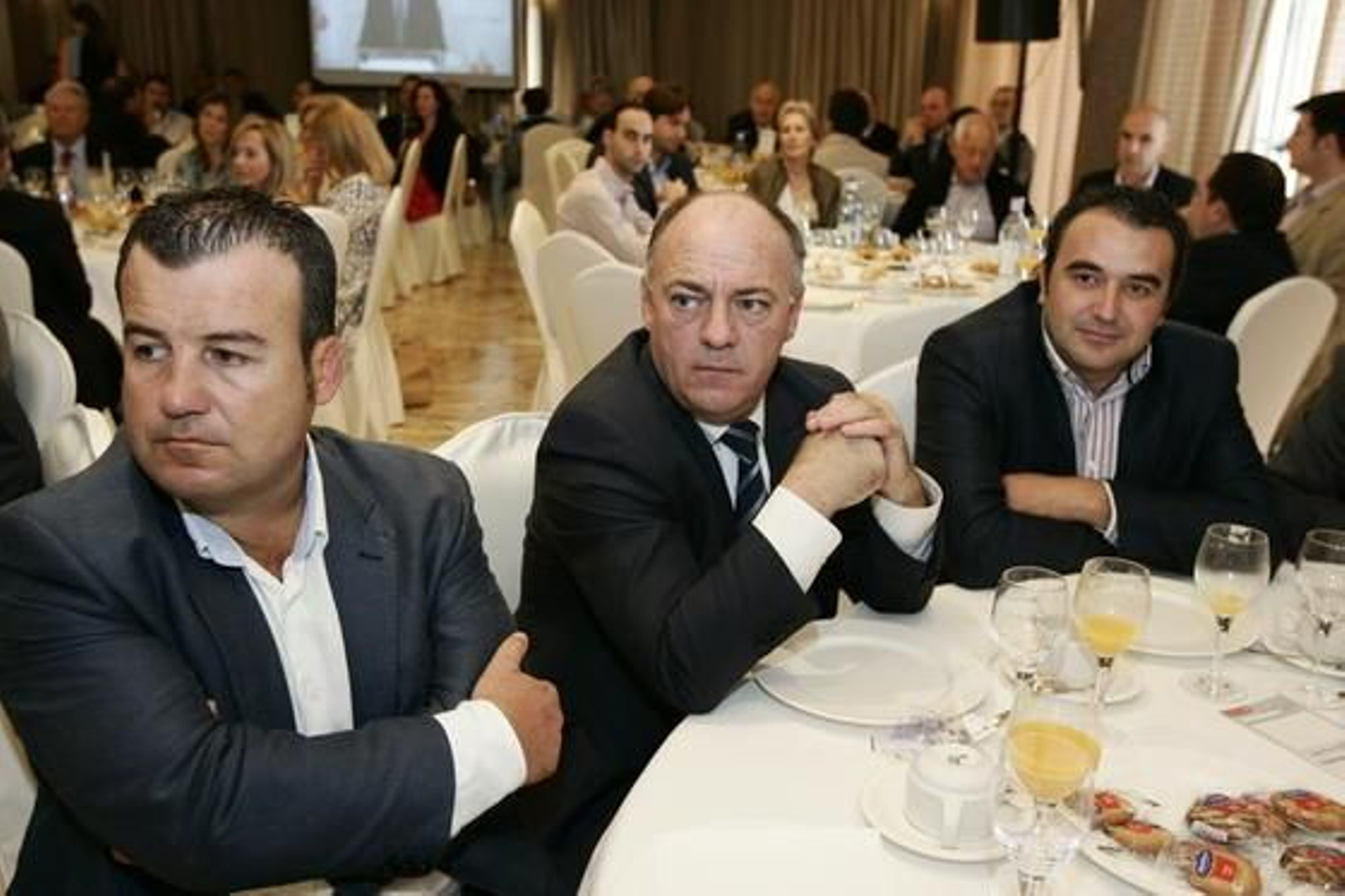 Salvador Hernández, alcalde de la localidad de Carboneras, Enrique  Hernando, alcalde de Adra,  y José Cara, parlamentario  andaluz y alcalde de la Mojonera

Foto: Rafael G. / Javier Alonso