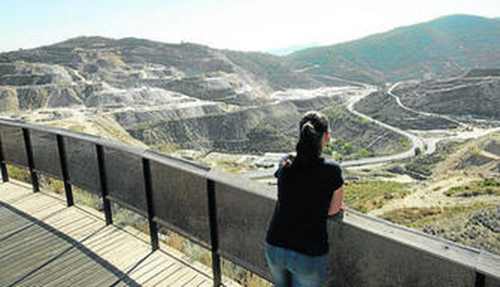Una visitante contempla las canteras de Macael.